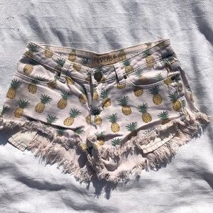SUMMER! CUTE pineapple shorts 🍍